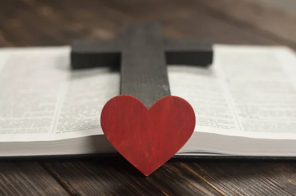 Open Bijbelboek Een Houten Tafel Houten Kruis Van Jezus Rood — Stockfoto