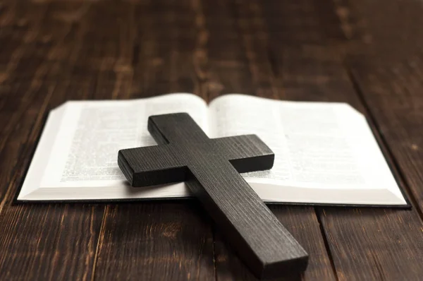 Otevřete Biblickou Knihu Dřevěném Stole Kristův Dřevěný Kříž Koncept Lásky — Stock fotografie