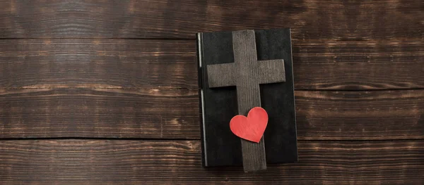 Bible Book Wooden Table Wooden Cross Jesus Red Heart Concept — Stock Photo, Image