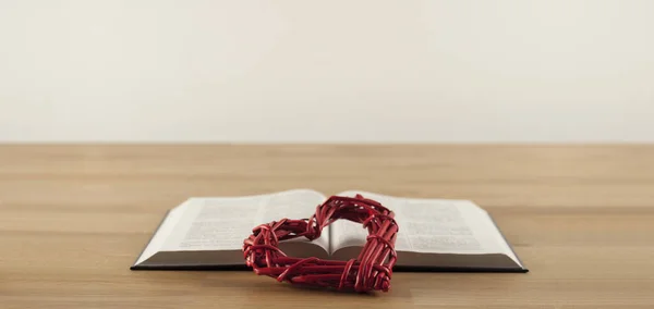 Abra Libro Bíblico Sobre Una Mesa Madera Corazón Rojo Concepto —  Fotos de Stock