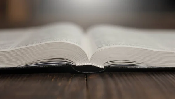 Libro Bíblico Abierto Sobre Una Mesa Madera —  Fotos de Stock