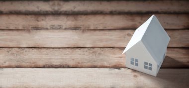 Evin minyatür modeli. Konut kredisi, kira, ev satın alma.