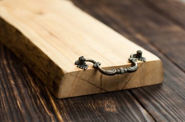 Bronz saplı ahşap antika tepsi. Masanın üzerinde.