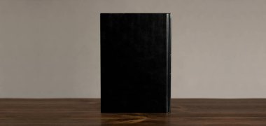 Masanın üzerinde açık bir kitap var. Düz kitap.