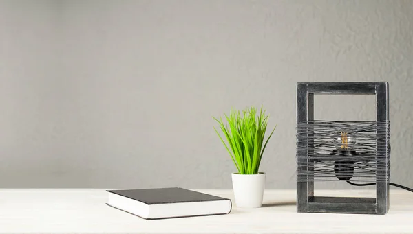 Decoratieve Tafellamp Loft Stijl Ontwerp Ligt Een Notitieboekje Tafel Kamer — Stockfoto