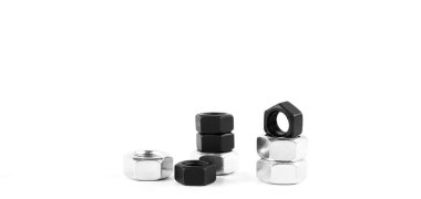 Çelik fındıklar beyaz arka planda vidalanır. İplik