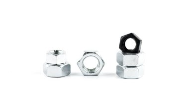 Çelik fındıklar beyaz arka planda vidalanır. İplik