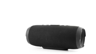 Taşınabilir ses hoparlörü. Pille çalışan hoparlör. Beyaz bir arkaplanda