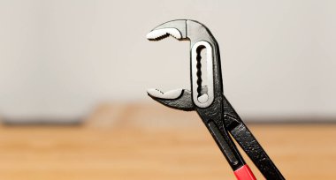 İngiliz anahtarı. Su muslukları için pense. Tesisat araçları.