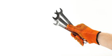 El ele tutuşun. Musluklar için açık uçlu İngiliz anahtarı. Tesisat aleti. Robot eldiven verin.