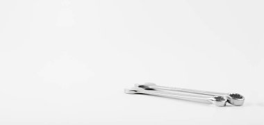 Beyaz bir arka plan çiz. Musluklar için açık uçlu İngiliz anahtarı. Tesisat aracı.