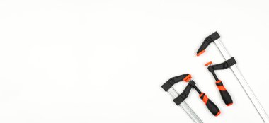 Demir kıskaçlar. Alet. Kıskaçlar ve ahlaksızlıklar. Beyaz bir arkaplanda.