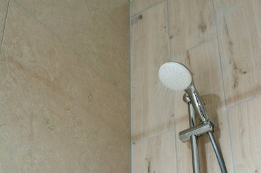 Duş odası ve seramik fayanslar. Duş başlıkları. Turna