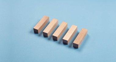 Tahta küp barlar. Üst üste yığılmış. Mavi arka planda. Yapı ve dizi kavramı