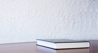 Kapalı defter defteri. Tahta bir masada. Ofis işyeri