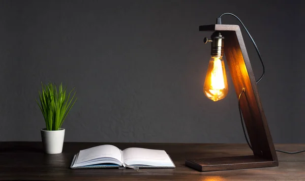 Tischlampe Und Notizblock Auf Dem Tisch Grüner Blumentopf Dekorative Lampe — Stockfoto
