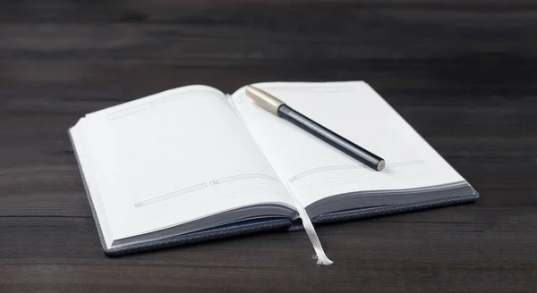 Open Notitieboekje Pen Een Houten Bruine Tafel Werkplaats — Stockfoto