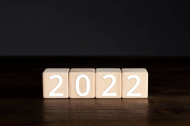 Masanın üzerinde tahta küpler var. Yeni yıl 2022. Rakamlar.