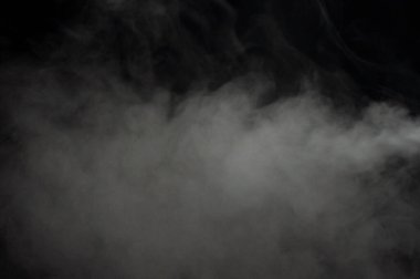 Siyah arkaplanda beyaz tüylü bulutlar. Tüttür. Temiz hava. Buhar.