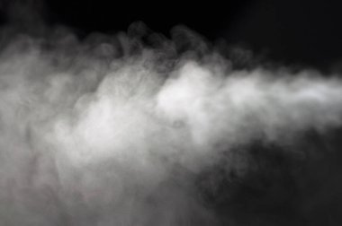 Siyah arkaplanda beyaz tüylü bulutlar. Tüttür. Temiz hava. Buhar.