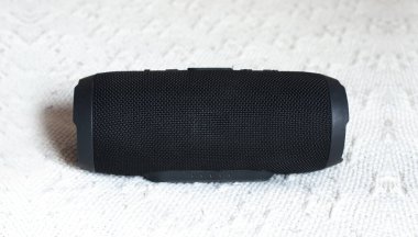 Siyah taşınabilir ses hoparlörü. Konuşmacı. Müzik çalar. Beyaz arkaplanda.