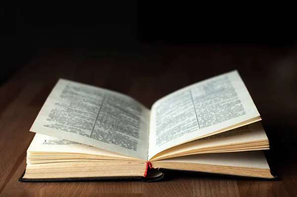 Libretto Aperto Bibbia Aperta Tavolo Legno Leggo Scrittura — Foto Stock