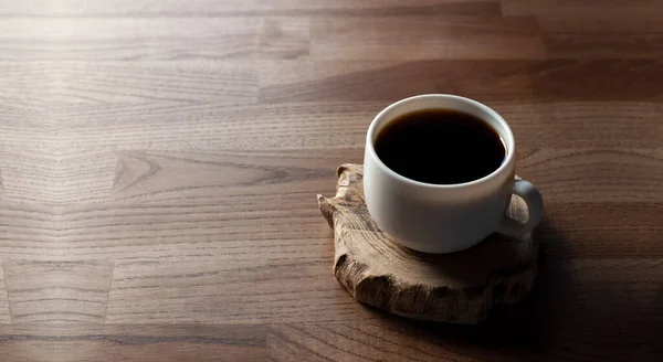 木製のテーブルの上にコーヒーカップ 朝食だ 空のテーブル — ストック写真