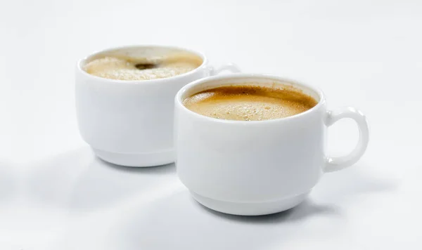 Dos Tazas Café Blanco Con Espuma Sobre Fondo Blanco Desayuno —  Fotos de Stock