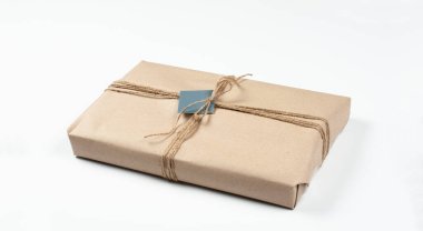 Etiketli hediye kutusu. Koli bandı. - Sürpriz. Beyaz arkaplanda.