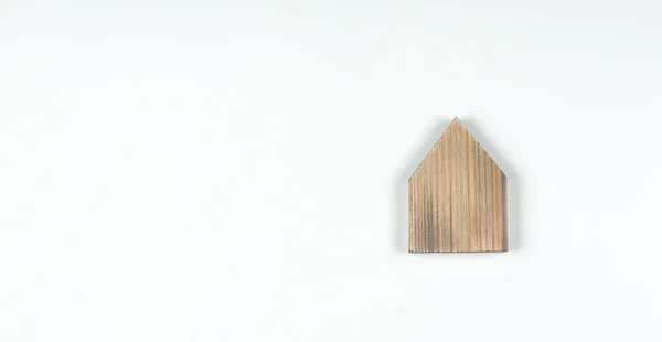 Μικροσκοπικό Μοντέλο Του Σπιτιού Ξύλινο Σπίτι Λευκό Φόντο — Φωτογραφία Αρχείου