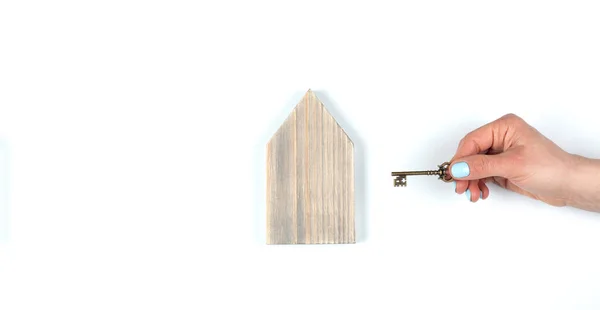 Μικροσκοπικό Μοντέλο Του Σπιτιού Ξύλινο Σπίτι Αγοράζω Σπίτι Παλιό Αντικλείδι — Φωτογραφία Αρχείου