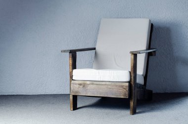 Odada çatı katı tarzı sandalye var. Retro mobilyalar. Ofis içi