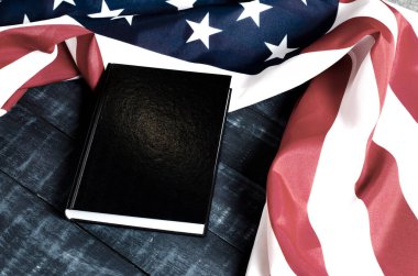 Amerika Birleşik Devletleri bayrağı. Ahşap arka planda siyah defter. Anayasa. Demokrasinin garantisi.
