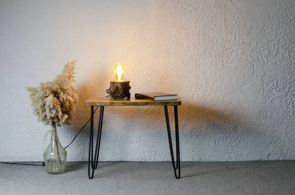 Livro Preto Fechado Bíblia Sagrada Sobre Mesa Lâmpada Estilo Loft — Fotografia de Stock