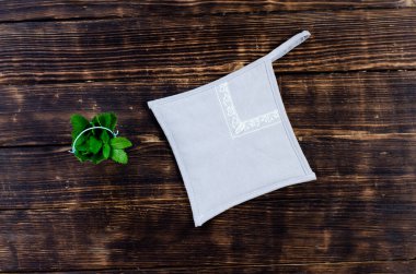 Sıcak için mutfak Mitten 'ı. Tutucu. Tahta bir masada. Pamuk