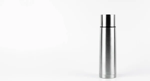 ステンレス製の金属製の魔法瓶 白い背景で 魔法瓶 — ストック写真