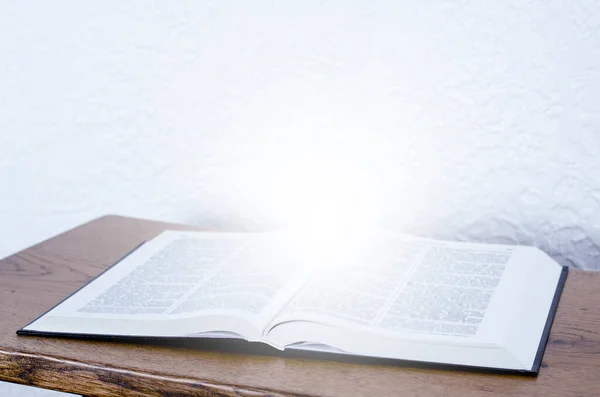 Aufgeschlagenes Bibelbuch Auf Dem Tisch Licht Aus Dem Buch Schrift — Stockfoto