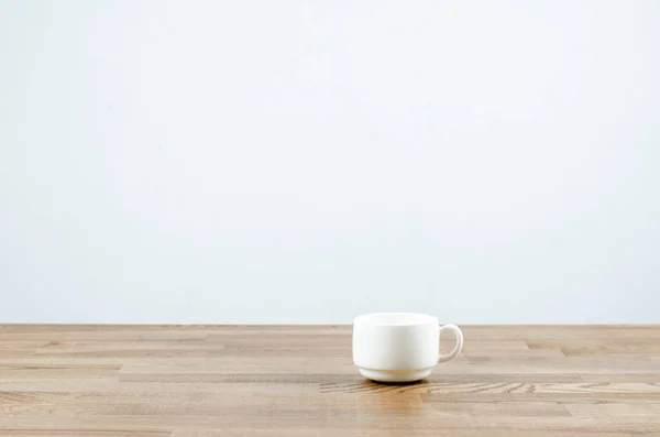 Bílý Šálek Kávy Stole Bílém Pozadí — Stock fotografie