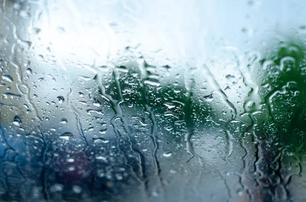 Camdaki yağmur damlaları. Su akar. Püskürt. Noktalar.