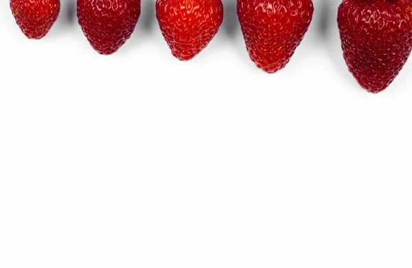 Rote Frische Erdbeere Mit Grünen Schwänzen Reihenweise Aufgelegt Auf Weißem — Stockfoto