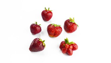 Olgun kırmızı çilek. Tatlı. İzole edilmiş. Beyaz arkaplanda.