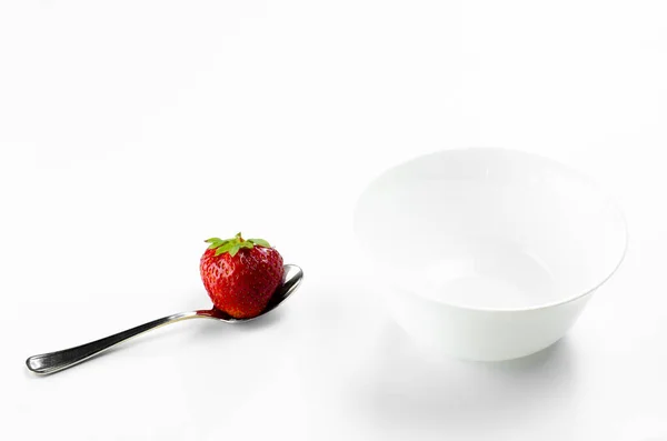 Ώριμες Κόκκινες Φράουλες Και Λευκό Πιάτο Επιδόρπιο Κουτάλι Τσαγιού Φράουλες — Φωτογραφία Αρχείου