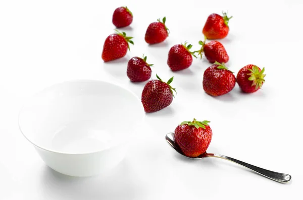 Reife Rote Erdbeeren Und Weißer Teller Dessert Teelöffel Vorhanden Erdbeeren — Stockfoto