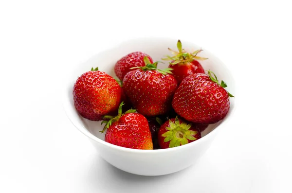 Reife Rote Erdbeeren Einem Weißen Teller Dessert Auf Weißem Hintergrund — Stockfoto