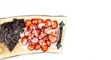 Çilekli. Tahta tepside çikolata ve çilek. Tatlı. Beyaz arkaplanda.