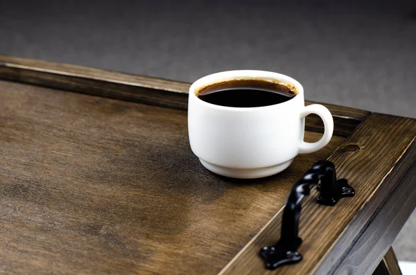 Una Taza Café Capuchino Una Bandeja Madera Desayuno — Foto de Stock