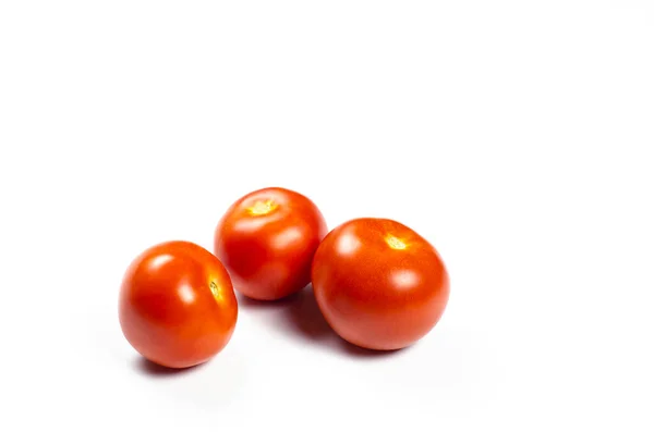 Ντομάτες Τρεις Κόκκινες Ντομάτες Λευκό Φόντο — Φωτογραφία Αρχείου