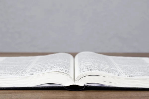 Das Offene Buch Ist Die Heilige Bibel Auf Dem Tisch — Stockfoto