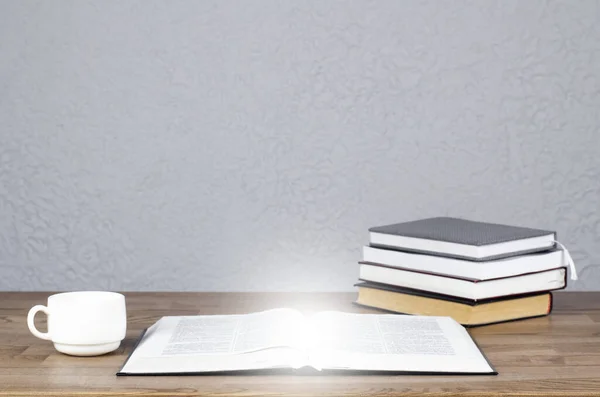 Die Aufgeschlagene Bibel Auf Dem Tisch Ein Stapel Bücher Licht — Stockfoto