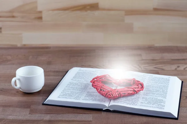 Biblia Abierta Sobre Mesa Amor Corazón Una Taza Café —  Fotos de Stock